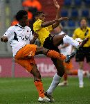 Breda, 9 Mei 2006 Laatste wedstrijd in de play-offs voor degradatie/promotie eredivisie Seizoen 2005/2006
NAC-FC Volendam, eindstand 0-0
Charles dissels in duel met David Mendes Da silva
© Edwin van Zandvoort