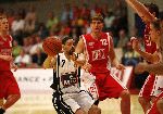 Den Bosch, 18 Mei 2006
Play Offs Basketbal Ned, Kampioenschap tussen Eifel Towers Den Bosch- MPC Capitols, eindstand 86-82 in The best of Seven De stand na 3 wedstrijden 2-1 in het voordeel van Den Bosch Chris McGuthrie
© foto Edwin van Zandvoort