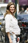 Amsterdam 4 mei 2006
Danielle Overgaag hoog zwanger (7 maanden) winkelend op de cornelis schuytstraat