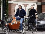 Amsterdam 8 april 2006
Reinout Oerlemans met Danielle Overgaag en kinderen in bakfiets