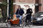 Amsterdam 8 april 2006
Reinout Oerlemans met Danielle Overgaag en kinderen in bakfiets