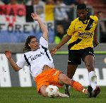 Breda, 9 Mei 2006 Laatste wedstrijd in de play-offs voor degradatie/promotie eredivisie Seizoen 2005/2006
NAC-FC Volendam, eindstand 0-0
David Mendes da Silva in duel met Paul Quasten
© Edwin van Zandvoort