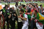 Eindhoven, 10 Mei 2006 Finale UEFA Cup Seizoen 2005/2006 tussen Middlesbrough FC-FC Sevilla, eindstand 0-4
Enkele spelers van FC Sevilla met de UEFA Cup
© Edwin van Zandvoort