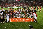 Eindhoven, 10 Mei 2006 Finale UEFA Cup Seizoen 2005/2006 tussen Middlesbrough FC-FC Sevilla, eindstand 0-4
Prins Felipe samen met zijn verloofde oud TV Journaliste Letizia Ortis Rocasolano en een deel van de selektie van FC Sevilla
© Edwin van Zandvoort