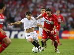 Eindhoven, 10 Mei 2006 Finale UEFA Cup Seizoen 2005/2006 tussen Middlesbrough FC-FC Sevilla, eindstand 0-4
Fabio Rochemback in duel met Enzo Maresca   Shirtje trekken
© Edwin van Zandvoort