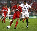 Eindhoven, 10 Mei 2006 Finale UEFA Cup Seizoen 2005/2006 tussen Middlesbrough FC-FC Sevilla, eindstand 0-4
Frank Queudrue in duel Luis Fabiano
© Edwin van Zandvoort