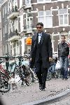 Amsterdam 28 april 2006
Gerard Spong laat zijn hond uit in de jordaan