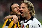 Nijmegen, 3 Mei 2006 Wedstrijd in de Play offs 2e wedstrijd NEC-Vitesse, eindstand 1-1 Seizoen 2005/2006
Harald Wapenaar en Peter v d Berg blij
© foto Edwin van Zandvoort
