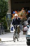 Amsterdam 28 april 2006
Henk Spaan met gsm op de fiets