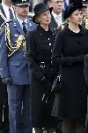 Amsterdam 4 mei 2006
Dodenherdenking bij monument op de dam.
Koningin Beatrix Maxima en Prins Willem Alexander in uniform. hofdame