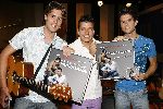 Hilversum 12 mei 2006
Presentatie cd Nick en Simon (Nick Schilder en Simon Keizer).
Jan Smit reikt eerste cd uit