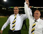 Breda, 9 Mei 2006 Laatste wedstrijd in de play-offs voor degradatie/promotie eredivisie Seizoen 2005/2006
NAC-FC Volendam, eindstand 0-0
Blijdschap  bij John Karelse en Koos Waslander
© Edwin van Zandvoort