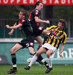 Nijmegen, 3 Mei 2006 Wedstrijd in de Play offs 2e wedstrijd NEC-Vitesse, eindstand 1-1 Seizoen 2005/2006
Jonas Olsson in duel met Patrick Pothuizen
© foto Edwin van Zandvoort