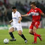 Eindhoven, 10 Mei 2006 Finale UEFA Cup Seizoen 2005/2006 tussen Middlesbrough FC-FC Sevilla, eindstand 0-4
Jose Luis Marti Soler  in duel met James Morrison
© Edwin van Zandvoort