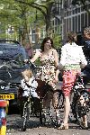 Amsterdam 9 mei 2006
Kim v kooten met zoontje in bakfiets en met haar man Jacob Derwig
