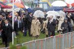Zeewolde 29 april 2006
Koninginnedag 2006 in Almere en Zeewolde.
Koningin Beatrix in hagelbui met paraplu