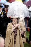 Zeewolde 29 april 2006
Koninginnedag 2006 in Almere en Zeewolde.
Koningin Beatrix in de regen met paraplu