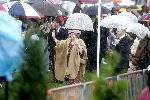 Zeewolde 29 april 2006
Koninginnedag 2006 in Almere en Zeewolde.
Koningin Beatrix in de regen met paraplu