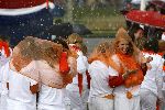 Zeewolde 29 april 2006
Koninginnedag 2006 in Almere en Zeewolde.
het koor schuilt voor hagel bui