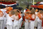 Zeewolde 29 april 2006
Koninginnedag 2006 in Almere en Zeewolde.
het koor schuilt voor hagel bui