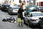 Amsterdam  18 april 2006
Marijke Helwegen met bmw cabrio  op de  pc hooftstraat
Vuilnis op straat