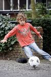 Amsterdam 21 april 2006
Ruud Gullit en zijn zoon Maxim aan het voetballen op straat