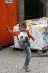 Amsterdam 21 april 2006
Ruud Gullit en zijn zoon Maxim aan het voetballen op straat