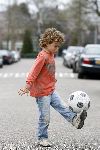 Amsterdam 21 april 2006
Ruud Gullit en zijn zoon Maxim aan het voetballen op straat