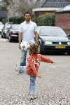 Amsterdam 21 april 2006
Ruud Gullit en zijn zoon Maxim aan het voetballen op straat