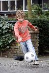 Amsterdam 21 april 2006
Ruud Gullit en zijn zoon Maxim aan het voetballen op straat