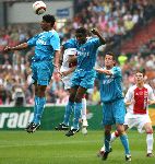 Rotterdam, 7 Mei 2006
Finale KNVB Beker AJAX-PSV, eindstand 2-1
Michael Lamey in een luchtduel met Eric Addo
© Foto Edwin an Zandvoort
