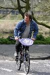 Amsterdam 25 april 2006
Michiel Romijn op de fiets met tennisracket
