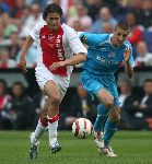 Rotterdam, 7 Mei 2006
Finale KNVB Beker AJAX-PSV, eindstand 2-1
Nourdin Boukhari in duel met Timmy Simons
© Foto Edwin an Zandvoort