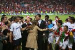 Eindhoven, 10 Mei 2006 Finale UEFA Cup Seizoen 2005/2006 tussen Middlesbrough FC-FC Sevilla, eindstand 0-4
Prins Felipe samen met zijn vrouw oud TV Journaliste Letizia Ortis Rocasolano tussen de spelers van FC Sevilla
© Edwin van Zandvoort