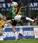 Nijmegen, 3 Mei 2006 Wedstrijd in de Play offs 2e wedstrijd NEC-Vitesse, eindstand 1-1 Seizoen 2005/2006
Raymon v emmerik in duel met Fred Benson
© foto Edwin van Zandvoort