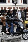 Amsterdam 25 maart 2006
Regilio Tuur met dochtertje op vespa scooter