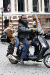 Amsterdam 25 maart 2006
Regilio Tuur met dochtertje op vespa scooter