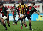 Nijmegen, 3 Mei 2006 Wedstrijd in de Play offs 2e wedstrijd NEC-Vitesse, eindstand 1-1 Seizoen 2005/2006
Rob wielaert in duel met Fred Benson
© foto Edwin van Zandvoort