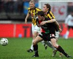 Nijmegen, 3 Mei 2006 Wedstrijd in de Play offs 2e wedstrijd NEC-Vitesse, eindstand 1-1 Seizoen 2005/2006
Rob Wielaert in duel met Gill Swerts
© foto Edwin van Zandvoort