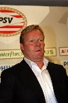 Eindhoven, 11 Mei 2006 Ronald koeman, de nieuwe trainer van landskampioen PSV tijdens de persconferentie
Met links vanhem Pedro Salazar (perschef) en rechts PSV-voorzitter Rob Westerhof