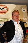 Eindhoven, 11 Mei 2006 Ronald koeman, de nieuwe trainer van landskampioen PSV tijdens de persconferentie
Met links vanhem Pedro Salazar (perschef) en rechts PSV-voorzitter Rob Westerhof