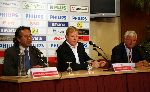 Eindhoven, 11 Mei 2006 Ronald koeman, de nieuwe trainer van landskampioen PSV tijdens de persconferentie
Met links vanhem Pedro Salazar (perschef) en rechts PSV-voorzitter Rob Westerhof