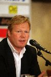 Eindhoven, 11 Mei 2006 Ronald koeman, de nieuwe trainer van landskampioen PSV tijdens de persconferentie
Met links vanhem Pedro Salazar (perschef) en rechts PSV-voorzitter Rob Westerhof