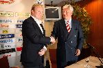 Eindhoven, 11 Mei 2006 Ronald koeman, de nieuwe trainer van landskampioen PSV tijdens de persconferentie
Rechts PSV-voorzitter Rob Westerhof