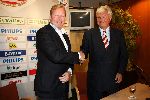 Eindhoven, 11 Mei 2006 Ronald koeman, de nieuwe trainer van landskampioen PSV tijdens de persconferentie
met rechts PSV-voorzitter Rob Westerhof