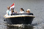Amsterdam 4 mei 2006
Ton Veerkamp en Hanny Veerkamp en Rossana Lima met kinderen varen met boot op de Amstel