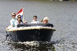 Amsterdam 4 mei 2006
Ton en Hanny Veerkamp en Rosanna Lima met kinderen varen met boot op de Amstel