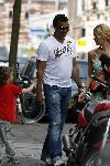 Amsterdam 4 mei 2006
 Ruud Gullit aan het winkelen
