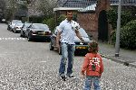 Amsterdam 21 april 2006
Ruud Gullit en zijn zoon Maxim aan het voetballen op straat