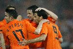Zaterdag, 27 Mei 2006 Vriendschappelijke interland op weg naar het WK 2006 Nederland-Kameroen, eindstand 1-0
Ruud v Nistelrooy nadat hij Nederland op 1-0 heeft gebracht wordt hij gefeliciteerd door Robin v Persie en Mark v Bommel
© Edwin van Zandvoort